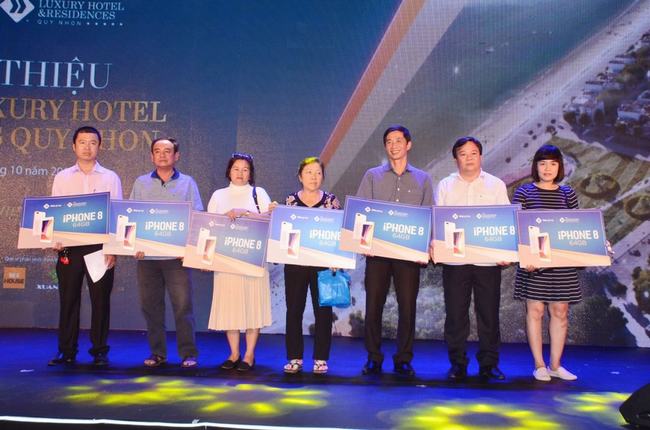 khách hàng may mắn trúng iphone 8 tại lễ ra mắt dự án TMS Hotel Quy Nhơn