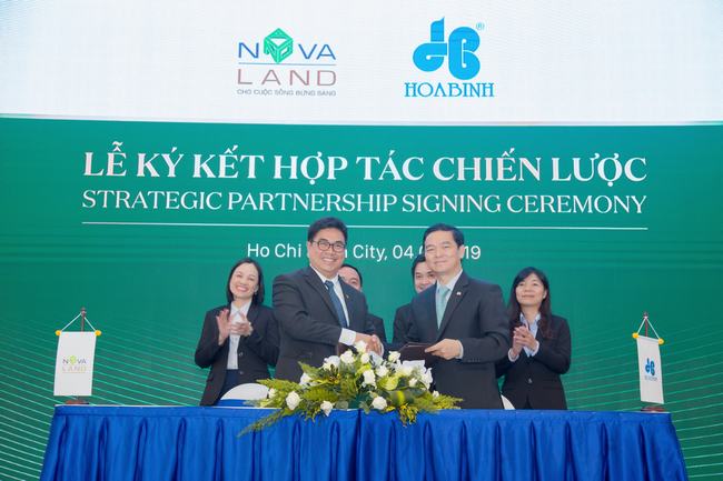 Đại diện Novaland ký kết hợp tác với Tập đoàn Hòa Bình là nhà thầu xây dựng cho dự án NovaBeach Cam Ranh Resort & Villas (Cam Ranh, Khánh Hòa)